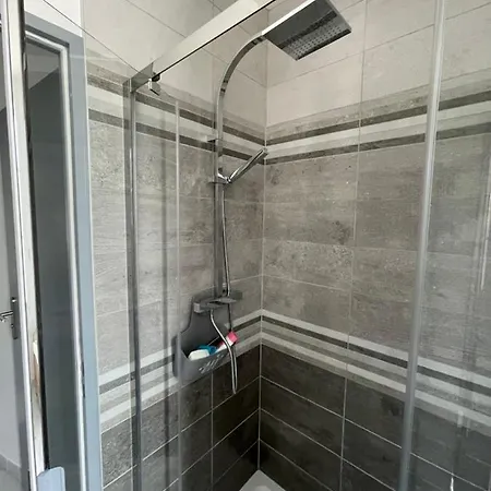 Maison Chaleureuse Avec Terrasse Privative Proche De La Gare Et Du Centre-ville * Rochefort (Charente-Maritime)