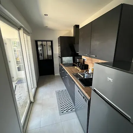 Maison Chaleureuse Avec Terrasse Privative Proche De La Gare Et Du Centre-ville Dom wakacyjny Rochefort (Charente-Maritime)