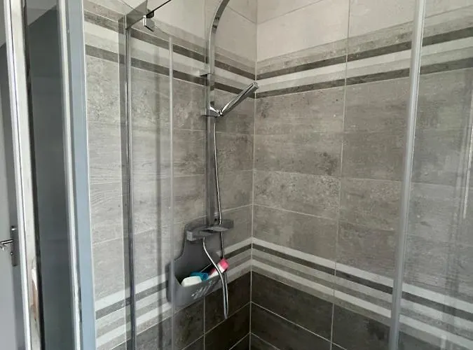 Maison Chaleureuse Avec Terrasse Privative Proche De La Gare Et Du Centre-ville * Rochefort (Charente-Maritime)