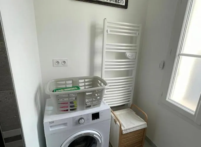 Maison Chaleureuse Avec Terrasse Privative Proche De La Gare Et Du Centre-ville * Rochefort (Charente-Maritime)