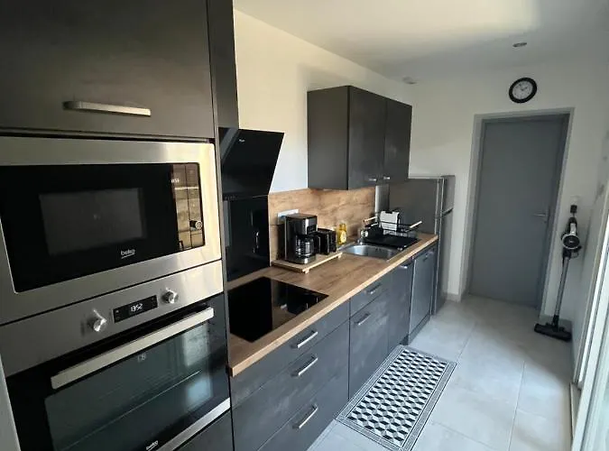 Maison Chaleureuse Avec Terrasse Privative Proche De La Gare Et Du Centre-ville Rochefort (Charente-Maritime)