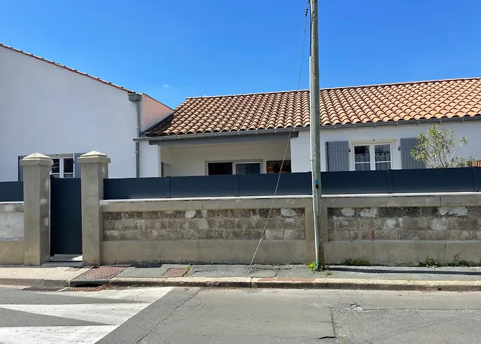 Maison Chaleureuse Avec Terrasse Privative Proche De La Gare Et Du Centre-ville Rochefort (Charente-Maritime)